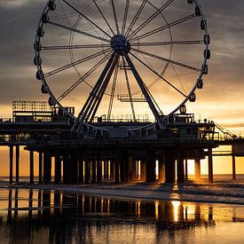 Reuzenrad op De Pier bij zonsondergang van Colinda van Rees