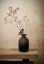 Nature morte moderne : Vase avec moineau par Marjolein van Middelkoop Aperçu