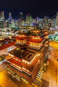 Skyline Singapore en Buddha Tooth Relic Temple - 1 van Tux Photography