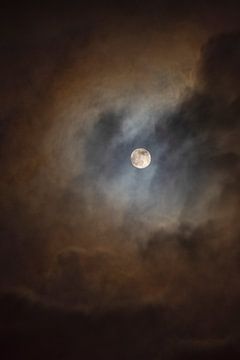 Pleine lune dans des nuages colorés sur Judith Spanbroek-van den Broek