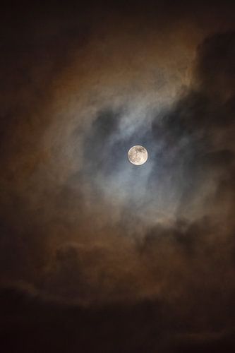 Volle maan in kleurrijke wolken van Judith Spanbroek-van den Broek