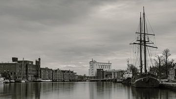 Lagerhäuser an der Zaan bei bewölktem Himmel (schwarz-weiß)