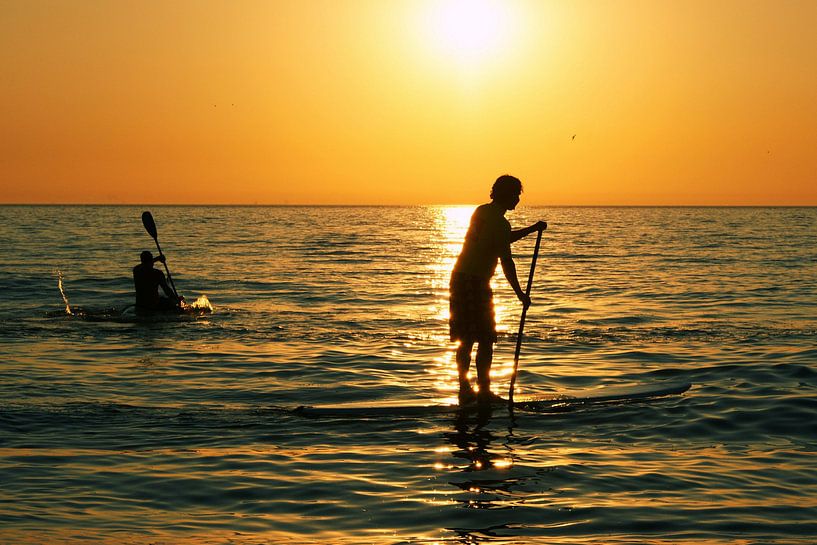 Ondergaande zon - Peddelen in de branding bij Zandvoort von Albert van Dijk