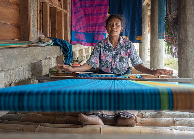 Eine Weberin in einem traditionellen Dorf auf Sumba von Anges van der Logt