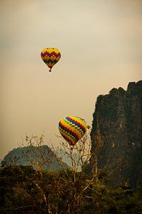 Bunte Heißluftballons über Vang Vieng