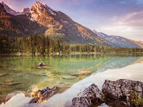 Uitzicht op de Hochkalter vanaf de Hintersee in de Berchtesgadener Alpen