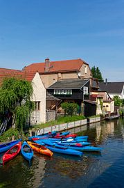 Toerisme in Brandenburg, landschap met waterlopen, huizen, boten, kajaks en bosgebied in het Spreewald in Lübbenau en Lehde, Brandenburg,