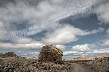 Rotsblok en wandelpad op het Canarische Eiland Lanzarote van Harrie Muis