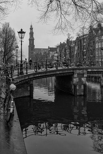 Prinsengracht met Westertoren op een mistige dag.