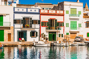 Schöner Hafen von Porto Colom an der Küste der Insel Mallorca, Spanien Balearen