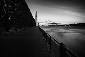 Long exposure of the Jacques Cartier bridge in Montreal van Luis Boullosa