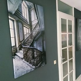 Klantfoto: Prachtige trap in verlaten villa van Inge van den Brande, op canvas