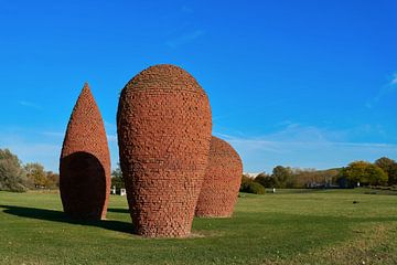 Opgestapelde bakstenen van het puin van de Tweede Wereldoorlog in het Elbauenpark in Maagdenburg