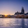 Lever de soleil sur le pont de pierre et la cathédrale de Ratisbonne en hiver sur Robert Ruidl