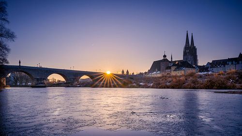 Sonnenaufgang Steinerne Brücke und Dom in Regensburg im Winter von Robert Ruidl
