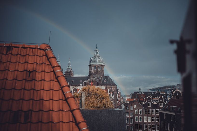 Regenbogen hinter der Sint-Nicolaaskerk, Amsterdam von Erwin van Kester