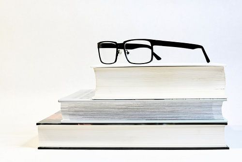 trois gros livres avec des lunettes
