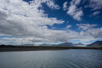 Islande - Rivière avec deux glaciers derrière elle dans un paysage volcanique montagneux sur adventure-photos