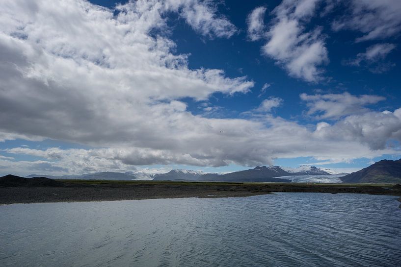 Islande - Rivière avec deux glaciers derrière elle dans un paysage volcanique montagneux par adventure-photos