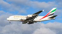 Landende Emirates Airbus A380 passagiersvliegtuig.