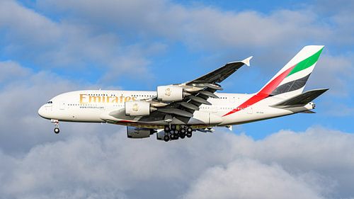 Landende Emirates Airbus A380 passagiersvliegtuig.
