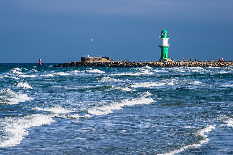 Mole und Wellen an der Ostseeküste in Warnemünde von Rico Ködder