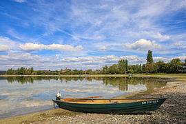 Oeverlandschap op het eiland Reichenau met een vissersboot in Niederzell – Bodensee van BlattArt - Christine Horn
