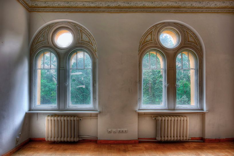 Lost Place - Rundbogenfenster von Sabine Wagner