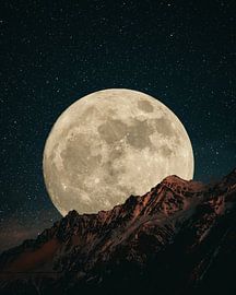 La pleine lune se lève dans le ciel nocturne des montagnes sur Berwies