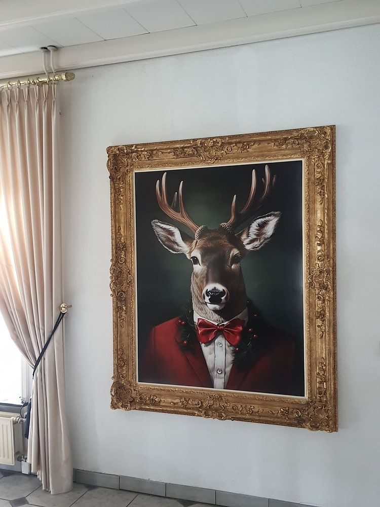 Weihnachtshirsch im Anzug  von But First Framing 