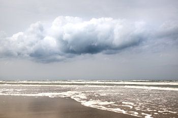 Zee met wolk en blauwe lucht op schiermonnikoog