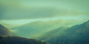 Hügel in der Eifel in Deutschland zu Beginn eines schönen Herbsttages