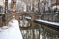 Sneeuw op de kade van de Nieuwe Gracht en Magdalenabrug in Utrecht van Arthur Puls Photography thumbnail