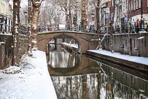 Sneeuw op de kade van de Nieuwe Gracht en Magdalenabrug in Utrecht