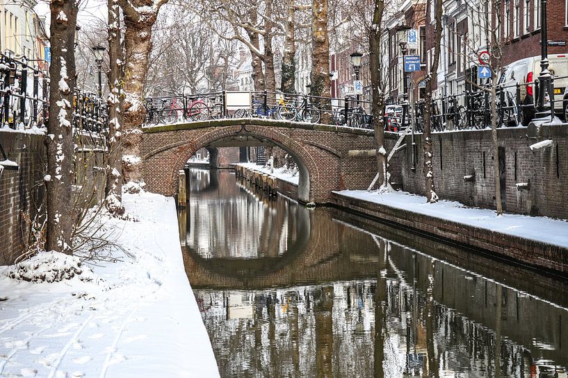 Sneeuw op de kade van de Nieuwe Gracht en Magdalenabrug in Utrecht van Arthur Puls Photography