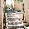 Oude stenen trap in romantisch straatje in oud Ibiza stad, Eivissa van Diana van Neck Photography