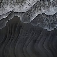 Küstenlinie: Sand und Wellen