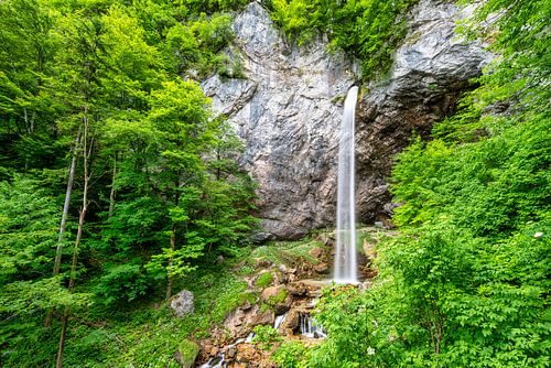 Uitzicht op de Wildenstein waterval in de gemeente Galli