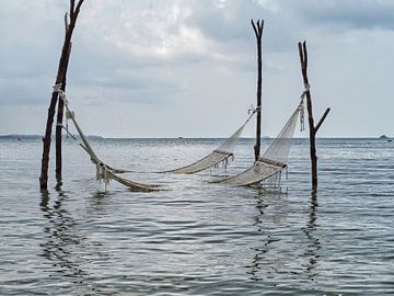 Hangmatten in zee van Atelier Liesjes