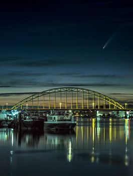 La comète Neowise au-dessus du "pont oublié" à Alblasserdam.