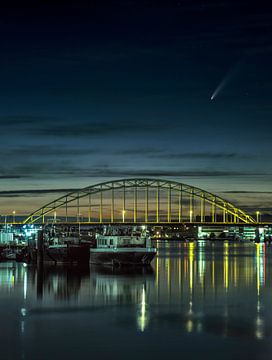 Komeet Neowise boven de 'vergeten brug' in Alblasserdam