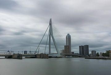 Rotterdam, Skyline met Erasmusbrug en Zalmhaventoren van Patrick Verhoef
