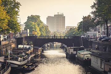 Groningen, Boteringediep | Zwei Personen überqueren die Brücke von Hessel de Jong