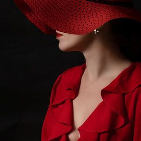 Dame met de rode hoed en rode blouse. van Laura Loeve