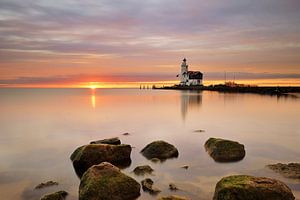 Vuurtoren Marken bij zonsopkomst van John Leeninga