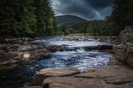 Aan de rivier Dee in de Schotse Highlands van Mart Houtman thumbnail