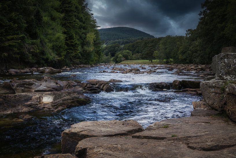 Aan de rivier Dee in de Schotse Highlands van Mart Houtman