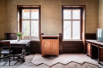 Verlassenes hölzernes Wohnzimmer. von Roman Robroek – Fotos verlassener Gebäude