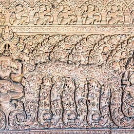 Beeldhouwwerk in de tempel in Cambodja van Rietje Bulthuis