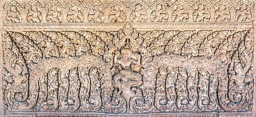 Sculpture in the temple in Cambodia by Rietje Bulthuis